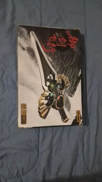 Espada de juguete coleccionable con diseño dorado - miniatura 1