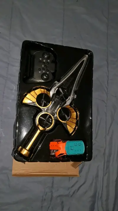 Espada de juguete coleccionable con diseño dorado - miniatura 2