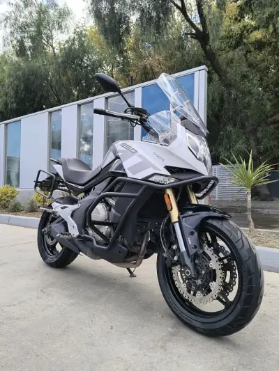 CFMoto 650MT en excelente estado - miniatura 1