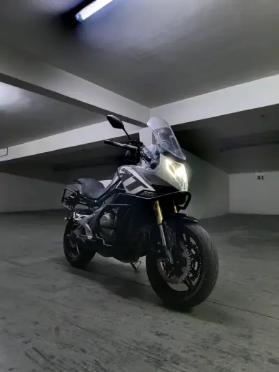 CFMoto 650MT en excelente estado - miniatura 6