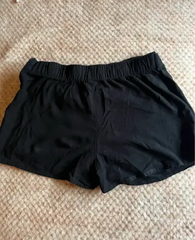 Shorts negros casuales para mujer - miniatura 2