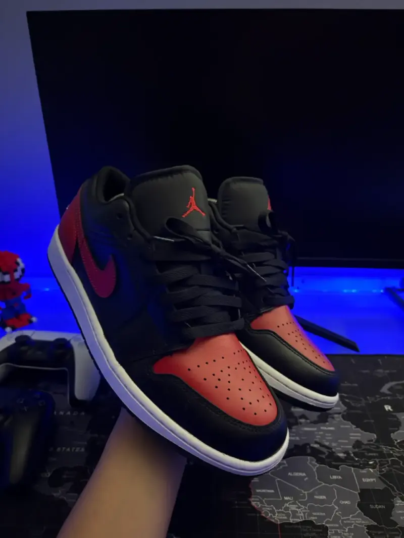 Jordan 1 Low Bred - 2
