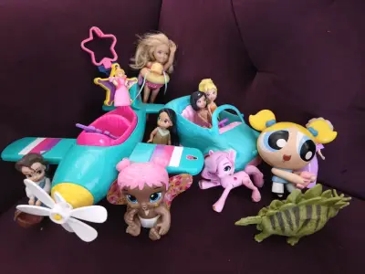 Set de juguetes infantiles con muñecas y avión - miniatura 1