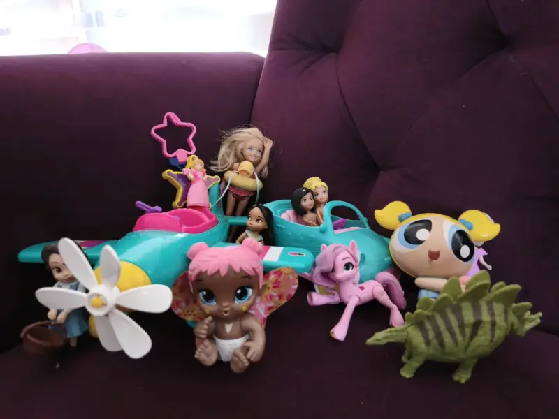 Set de juguetes infantiles con muñecas y avión - 2