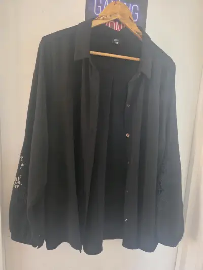 Blusa negra con bordado floral - miniatura 1