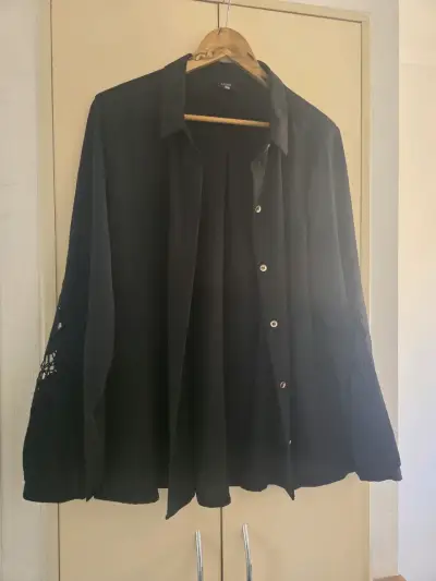 Blusa negra con bordado floral - miniatura 2