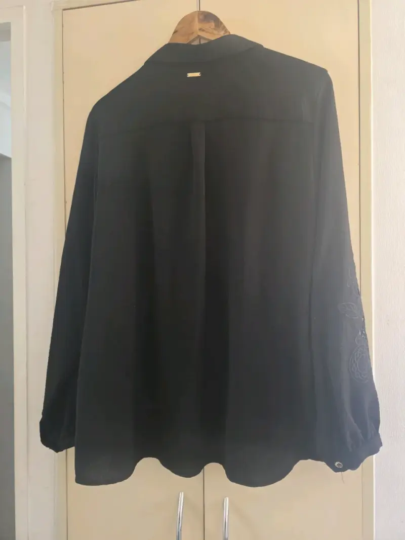 Blusa negra con bordado floral - 3