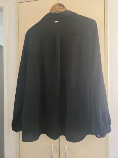 Blusa negra con bordado floral - miniatura 3