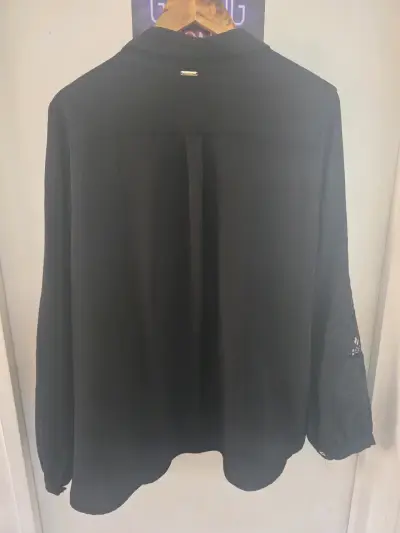 Blusa negra con bordado floral - miniatura 4
