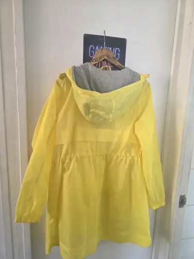 Impermeable amarillo con capucha para mujer - miniatura 1