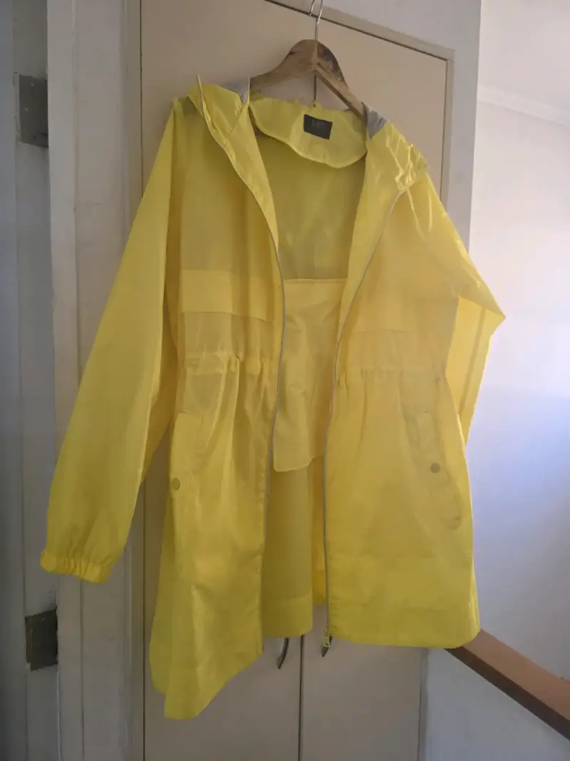 Impermeable amarillo con capucha para mujer - 2