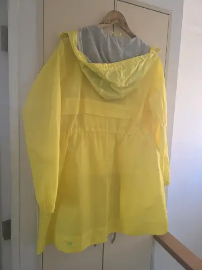 Impermeable amarillo con capucha para mujer - miniatura 3
