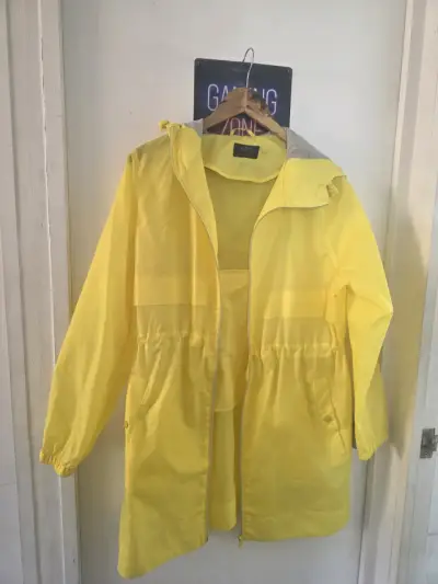 Impermeable amarillo con capucha para mujer - miniatura 4