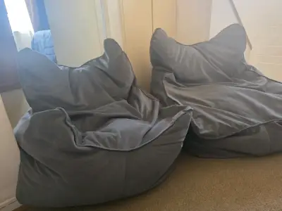 Sillón puff gris cómodo y moderno - miniatura 4