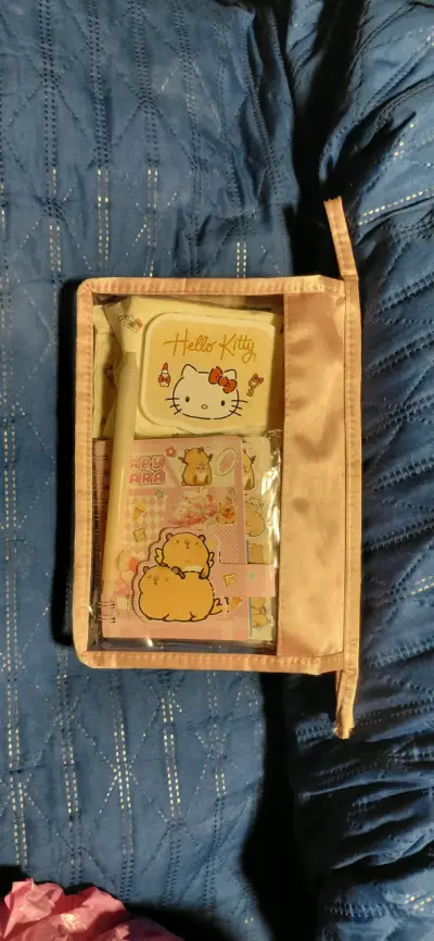Set de papelería Hello Kitty y Capybara - miniatura 1
