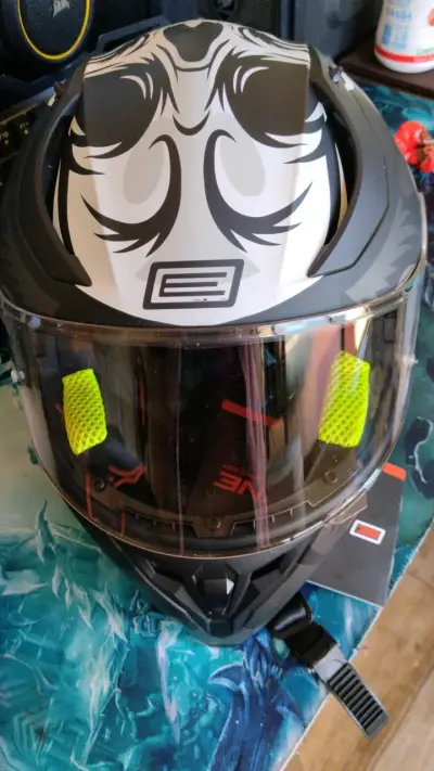 Casco de moto integral con diseño tribal - miniatura 1