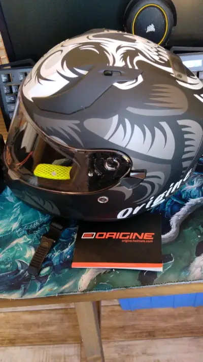 Casco de moto integral con diseño tribal - miniatura 2