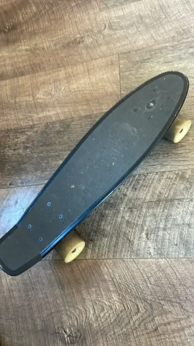 Skateboard mini con diseño de calavera - miniatura 3