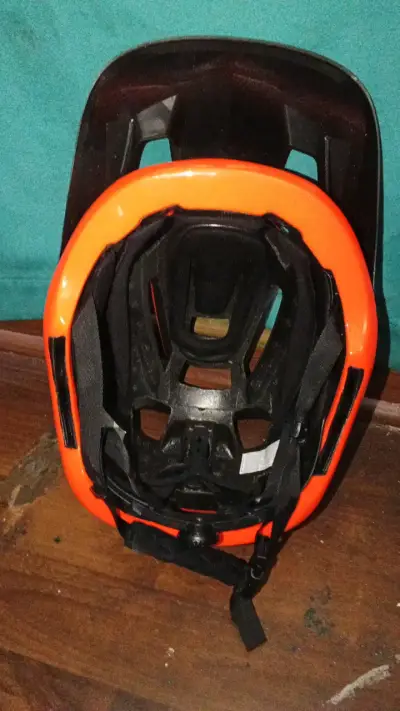 Casco de ciclismo naranja y negro - miniatura 1