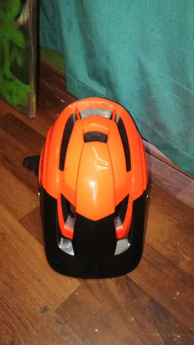 Casco de ciclismo naranja y negro - miniatura 4
