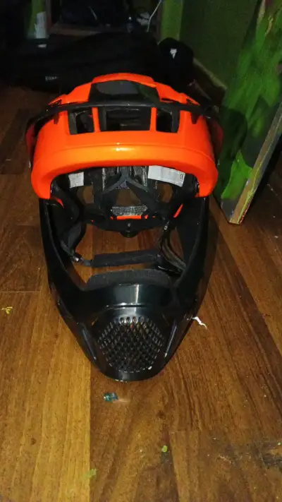 Casco de ciclismo naranja y negro - miniatura 6