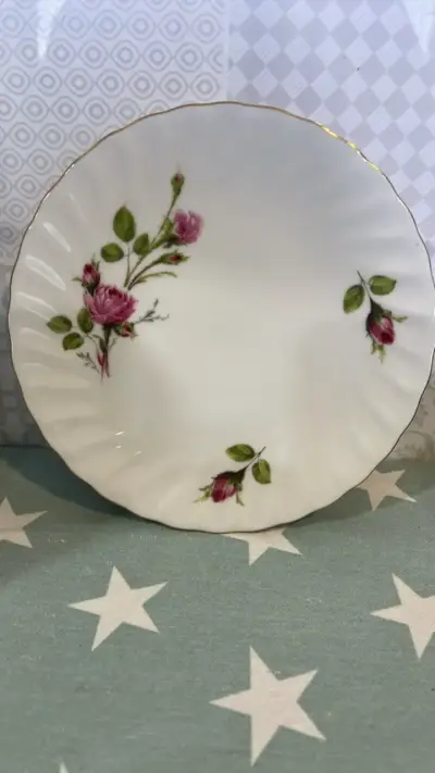 Plato decorativo de porcelana con flores - miniatura 1