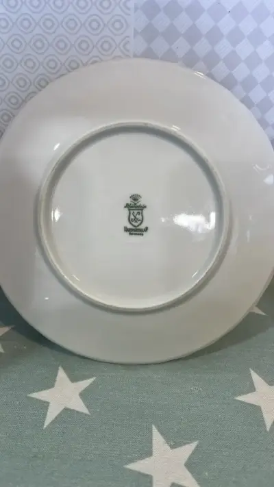 Plato decorativo de porcelana con flores - miniatura 2