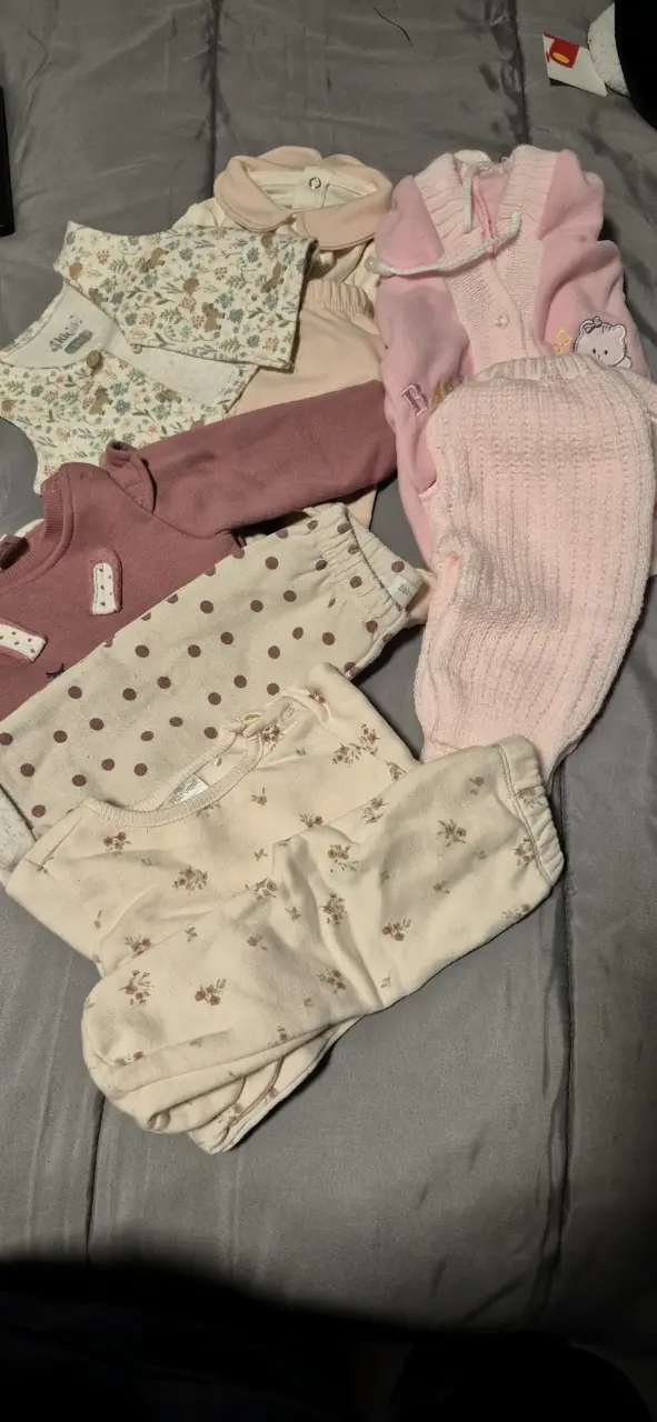 Lote de ropa de bebé variada