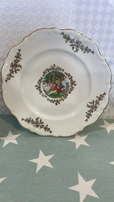 Plato decorativo de porcelana con diseño clásico - miniatura 1