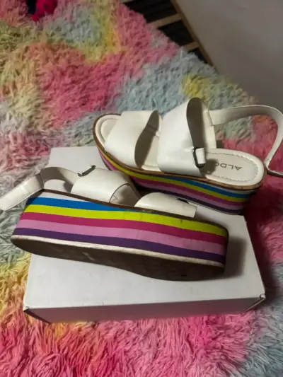 Sandalias plataforma blancas con arcoíris - miniatura 1
