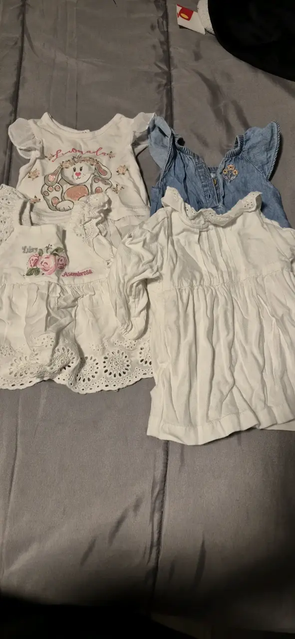 Conjunto de ropa infantil variada