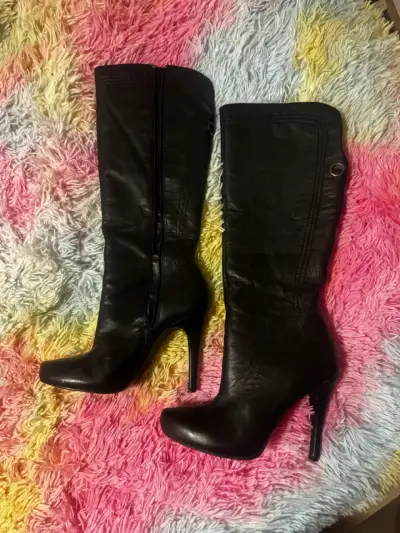 Botas de cuero negras con tacón alto - miniatura 1