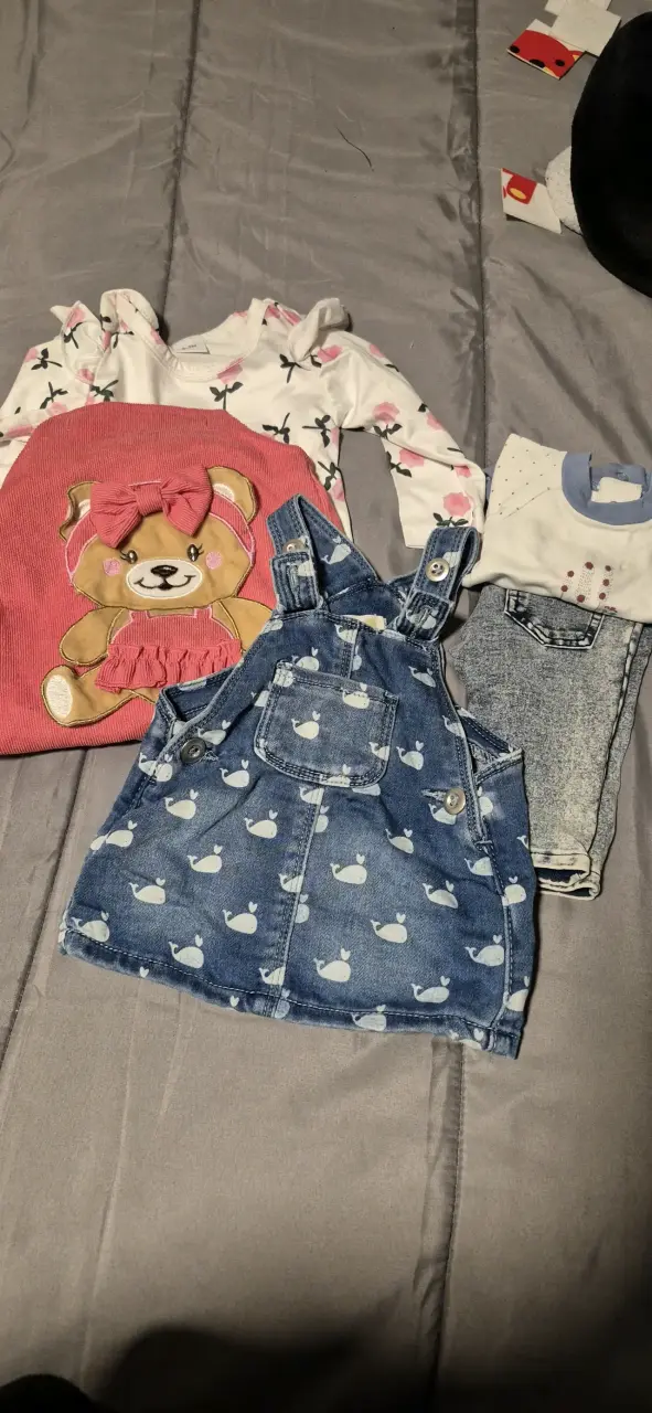 Conjunto de ropa infantil variado