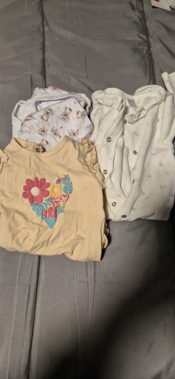 Lote de ropa de bebé variada