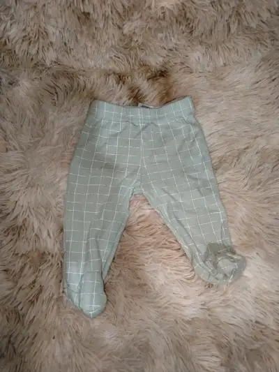 Pantalones de bebé gris con pies - miniatura 2