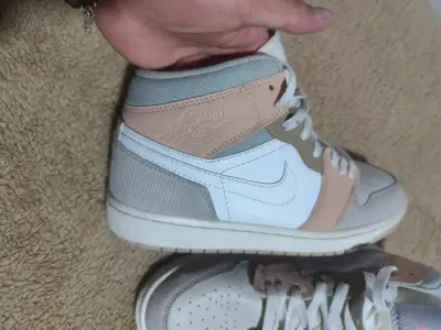 Zapatillas Air Jordan blancas y beige - miniatura 1