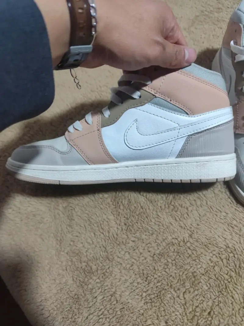 Zapatillas Air Jordan blancas y beige - 2
