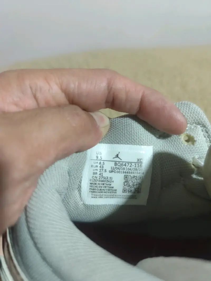 Zapatillas Air Jordan blancas y beige - 3