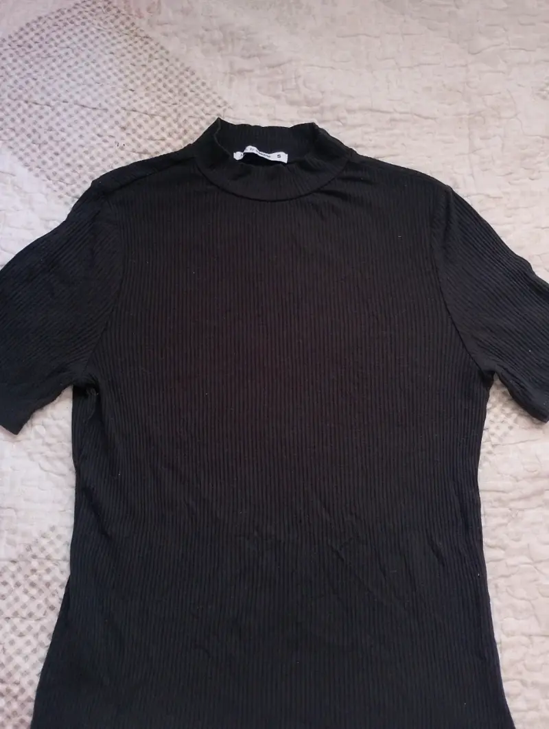 Polera negra con cuello - 1