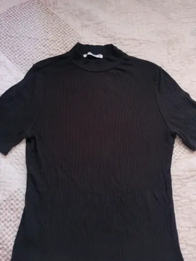 Polera negra con cuello - miniatura 1