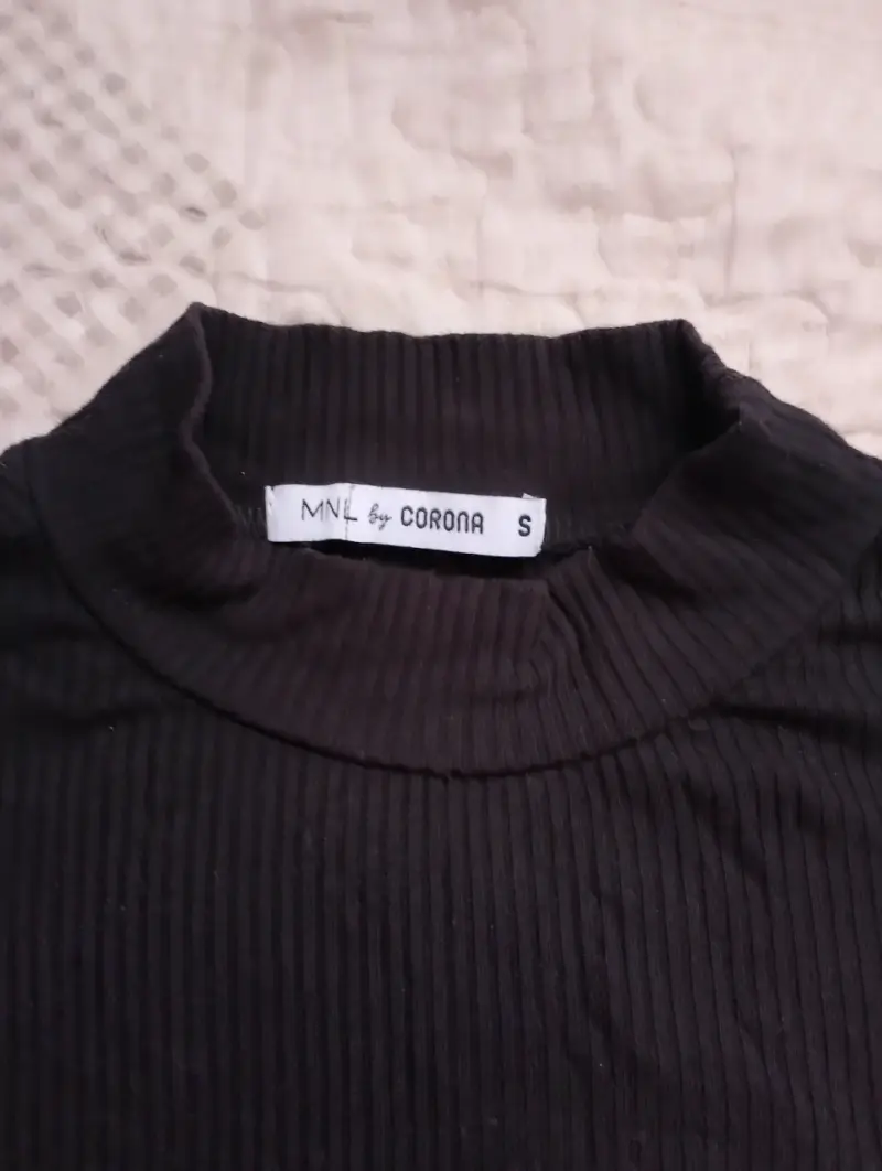 Polera negra con cuello - 2