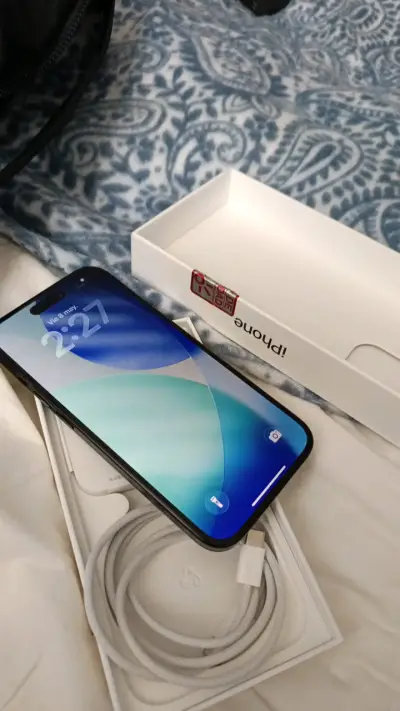 Smartphone con caja y cable de carga - miniatura 3