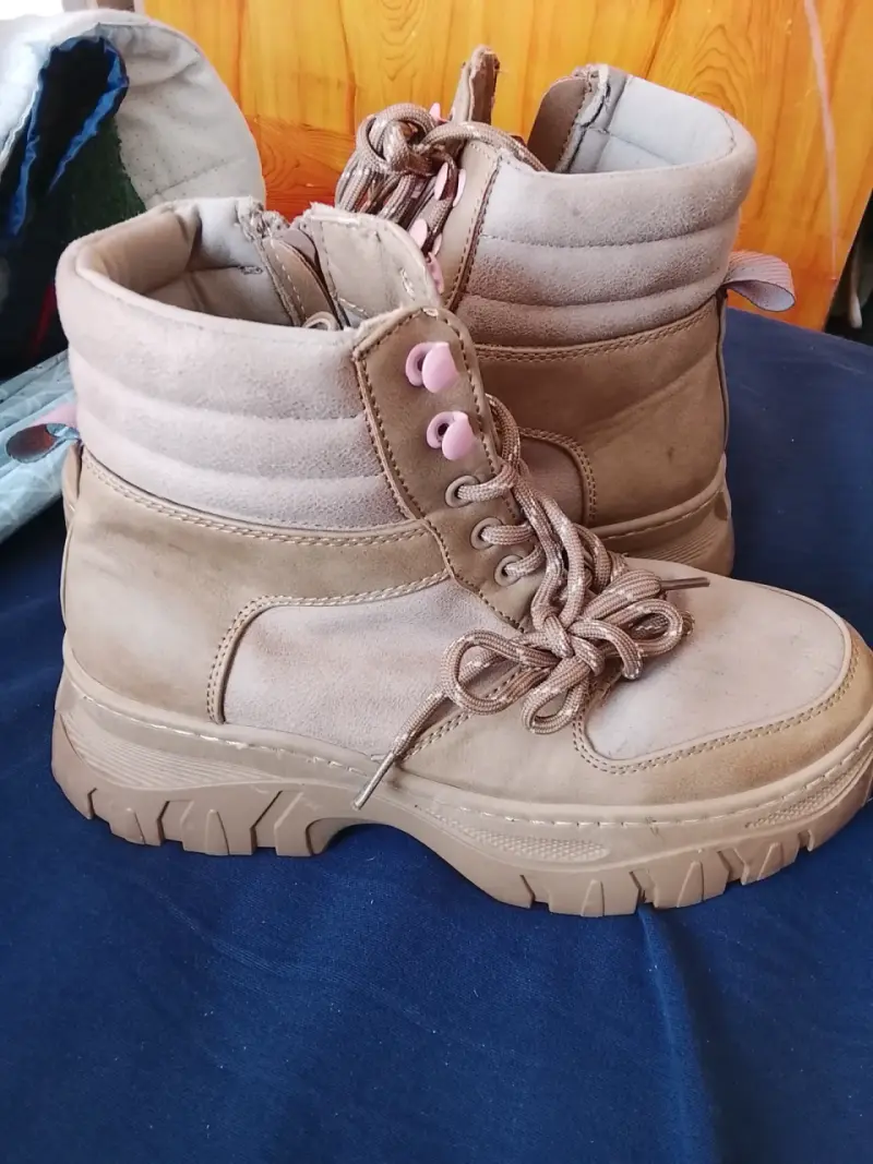 Botas de montaña beige con suela gruesa - 2