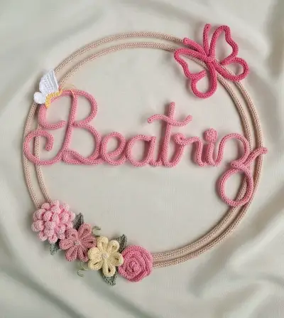 Aro decorativo personalizado con flores tejidas - miniatura 3