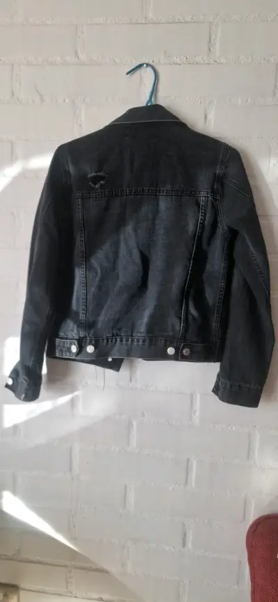 Chaqueta de mezclilla negra para mujer - miniatura 1