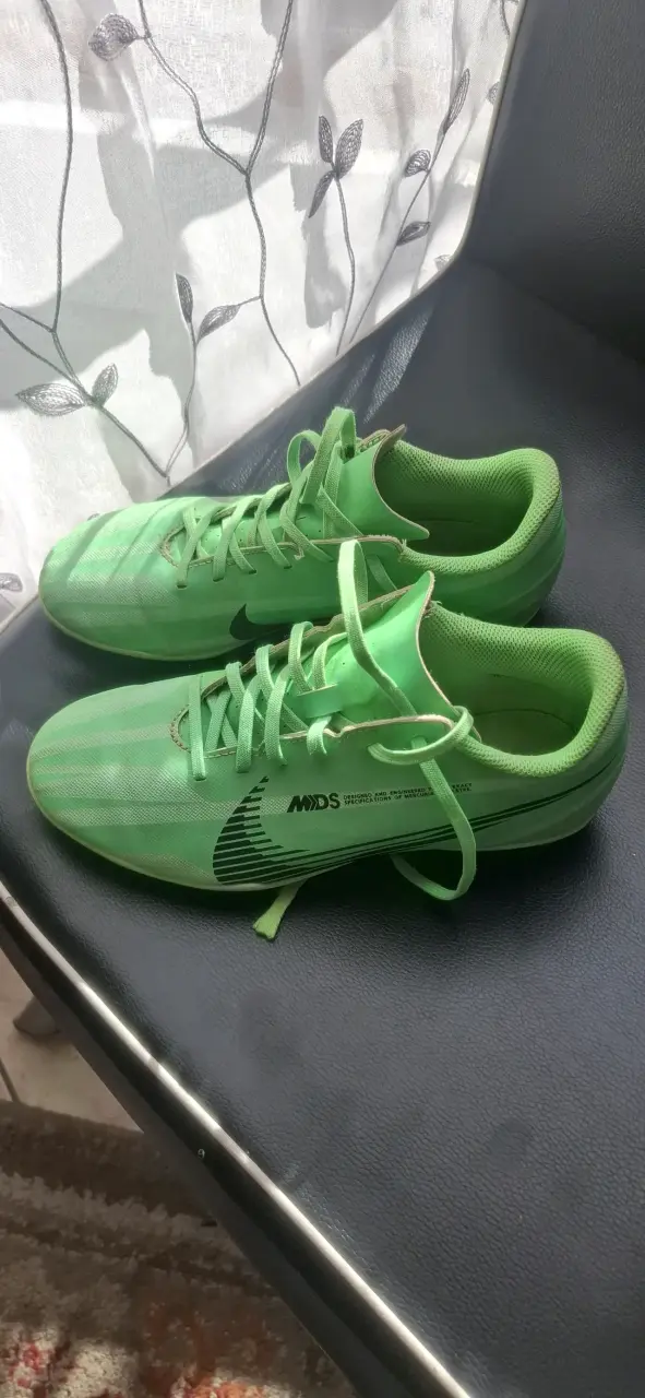Zapatillas deportivas verdes para fútbol - 1