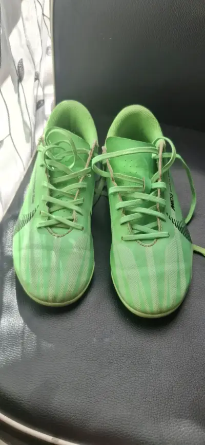 Zapatillas deportivas verdes para fútbol - miniatura 2
