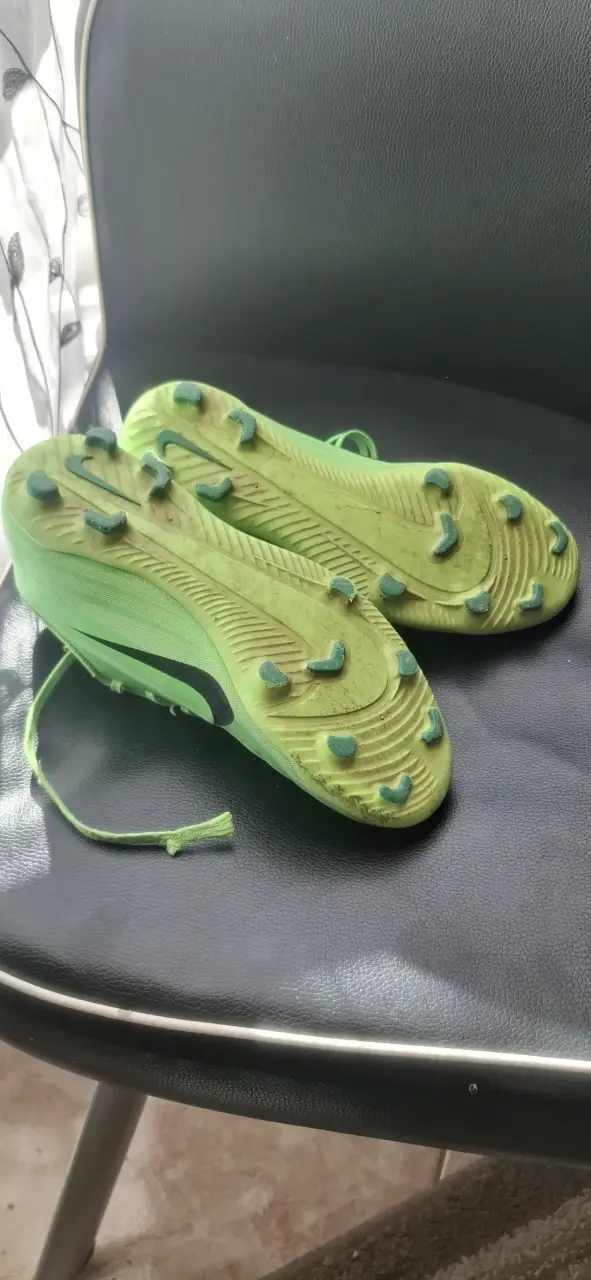 Zapatillas deportivas verdes para fútbol - 4