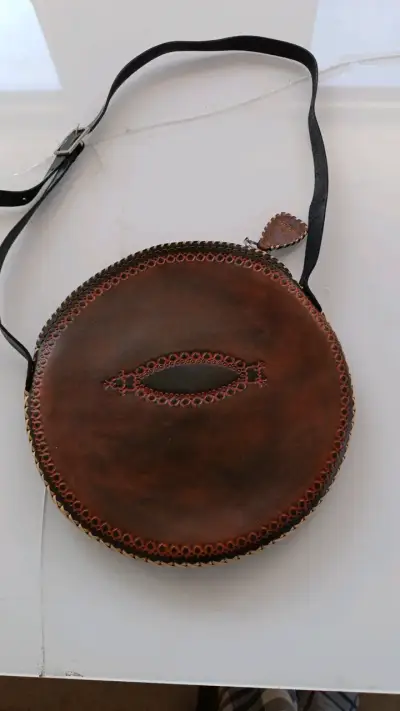 Cartera redonda 100% cuero , diseño artesanal - miniatura 1