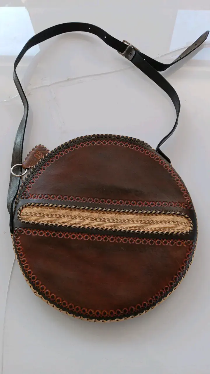 Cartera redonda 100% cuero , diseño artesanal - 2